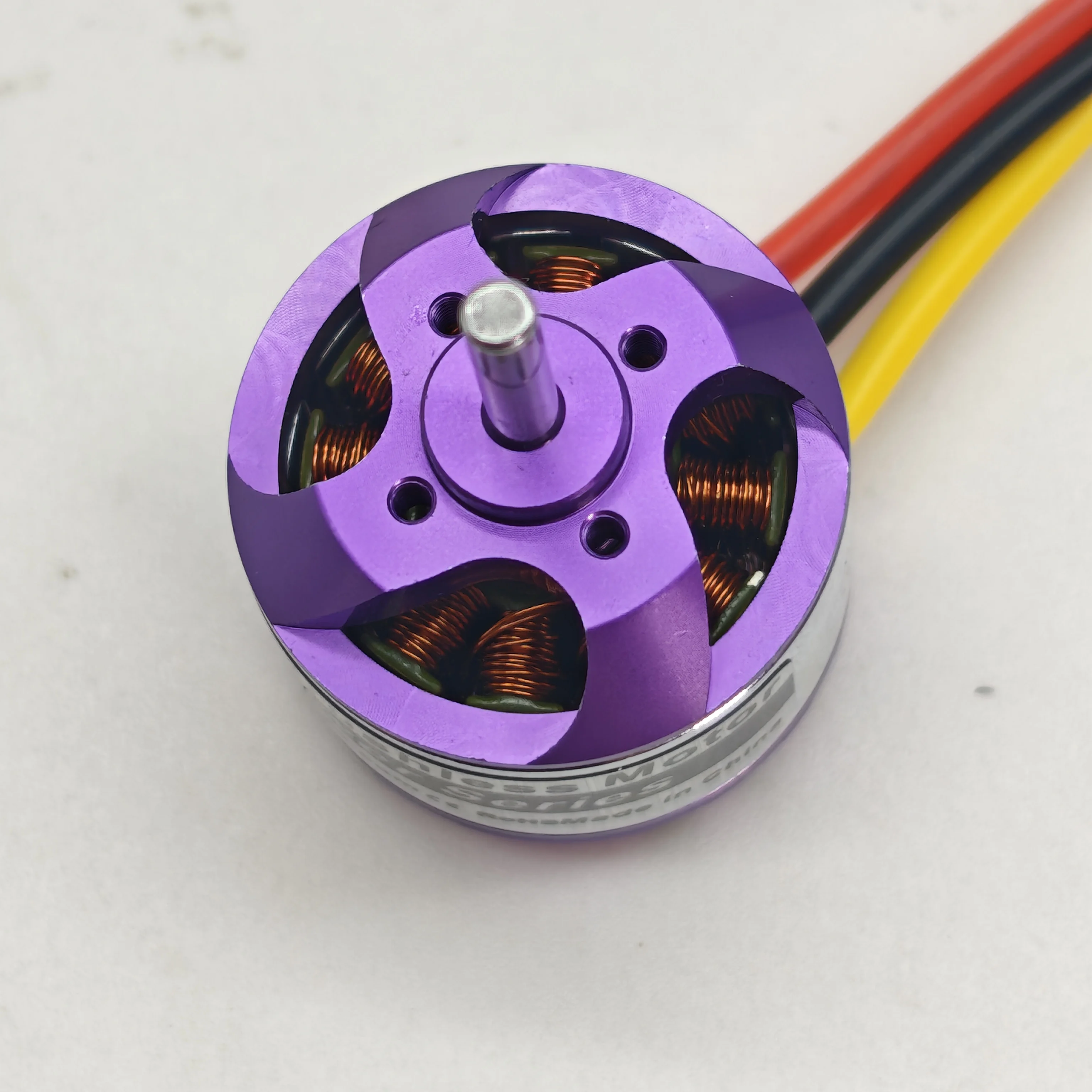 Vue arrière du Moteur Brushless D2830 1300KV pour hélicoptère RC, câbles et connecteurs visibles.