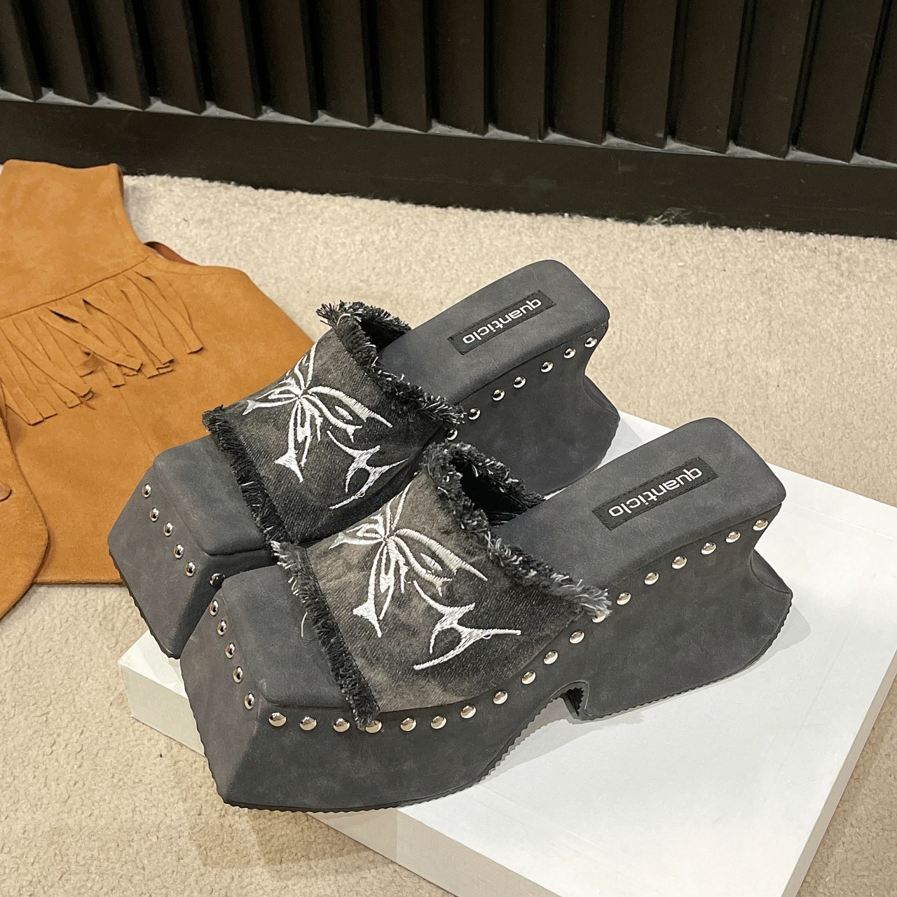 2024 New Summer Women's Slippers Thick-soled New Retro Open-toe Rivet Sandals Women's Square Toe Outdoor Fashion Slippers