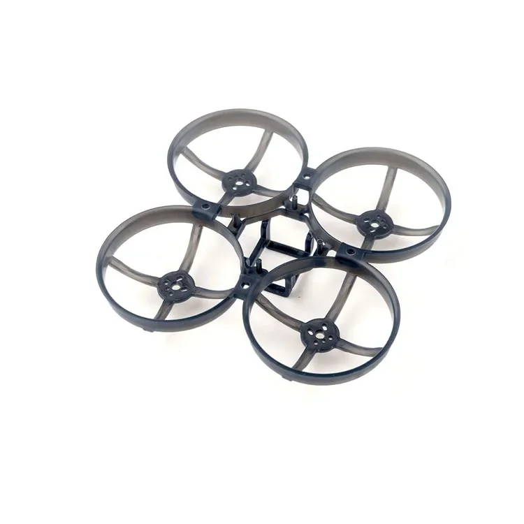 Drone FPV Mobula7 O4 M80 en vol extérieur, capturant une vue dynamique du paysage.