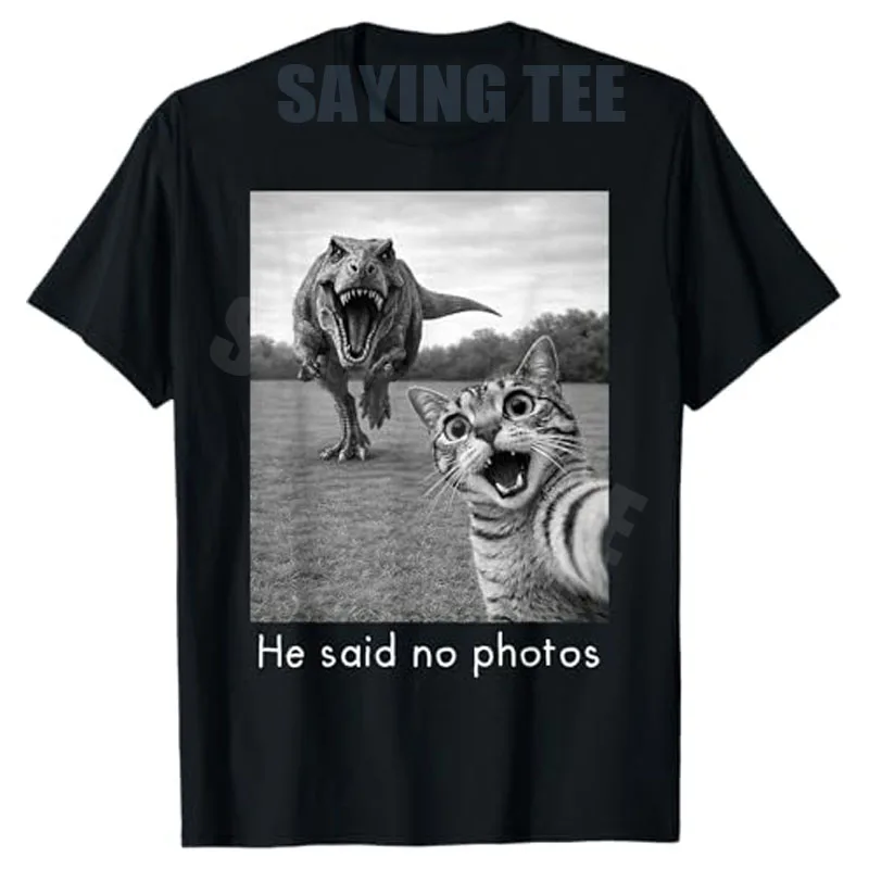 Katzen-Selfie mit T-Rex-Dinosaurier „Er hat gesagt, keine Fotos“ T-Shirt Y2K Süßes Kätzchen-Dino-Grafik-Oberteil Neuartiges Geschenk Sarkastisches Witz-Spruch-T-Shirt – Detail 10