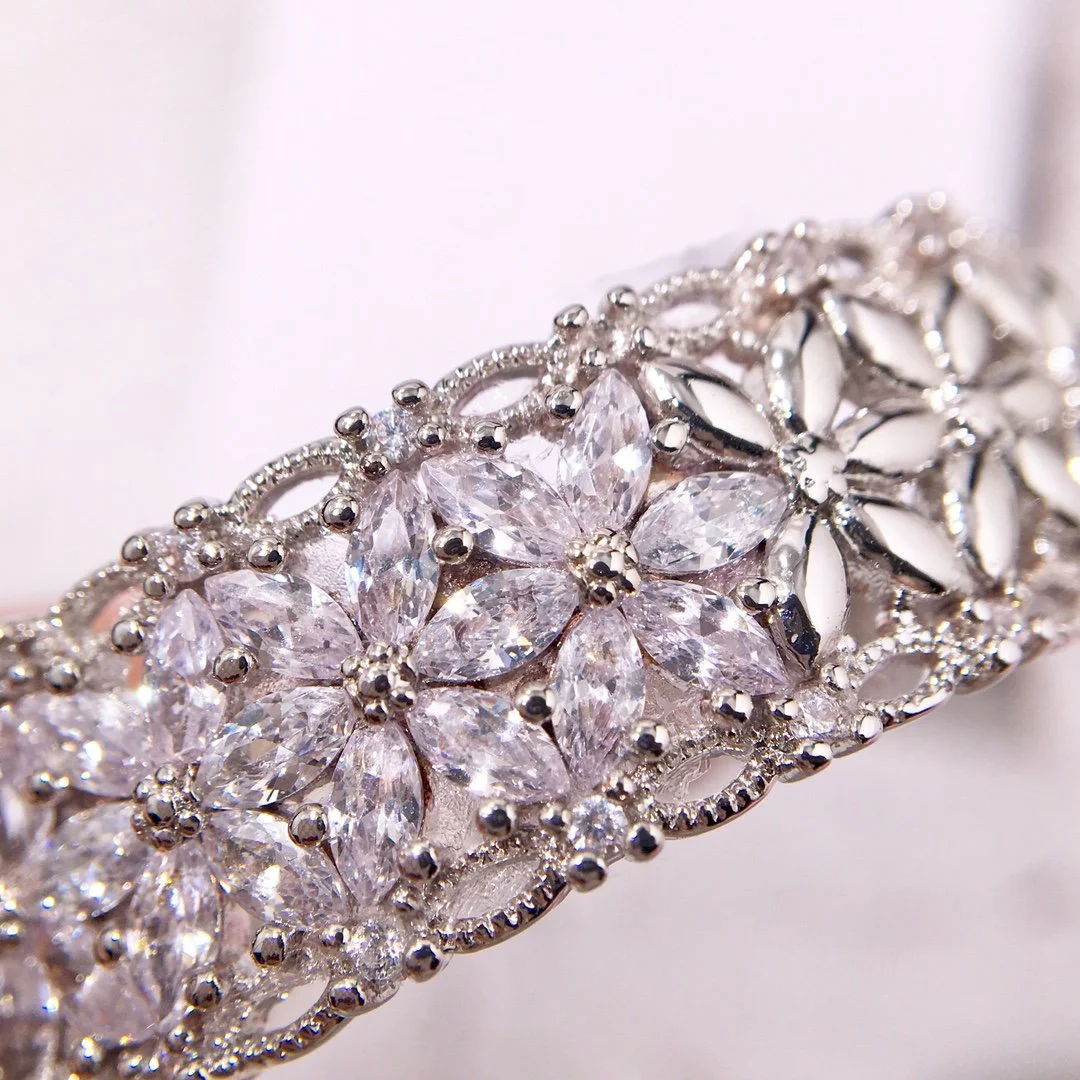 2022 Hot Trend Brand Six Petal Lace Hollowed Out Bracelets Shiny Diamonds Gold Rose Gold SilverEveryday Wear, Party, Birthday