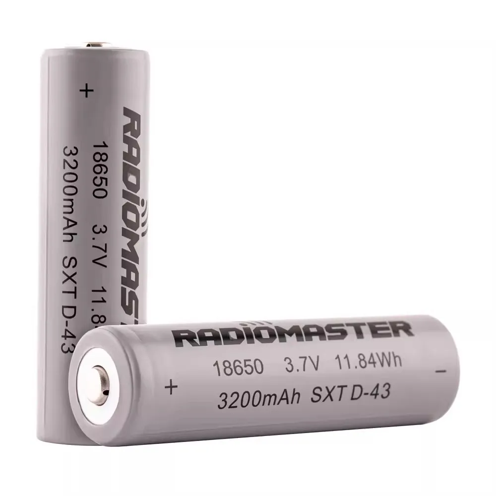 Deux batteries 18650 3200mAh pour Radiomaster TX12 TX16S, rangées côte à côte avec leur emballage d'origine.