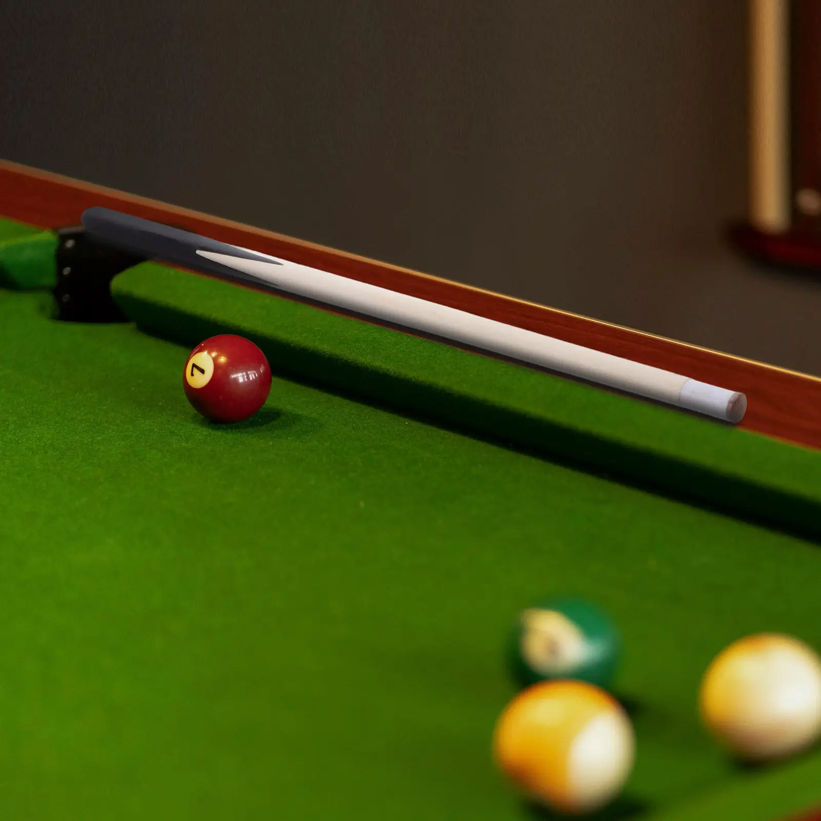 2Pcs 나무 당구 큐 미니 짧은 당구 스틱 청소년을위한 경량 부드러운 손잡이 휴대용 간편한 운송 보관