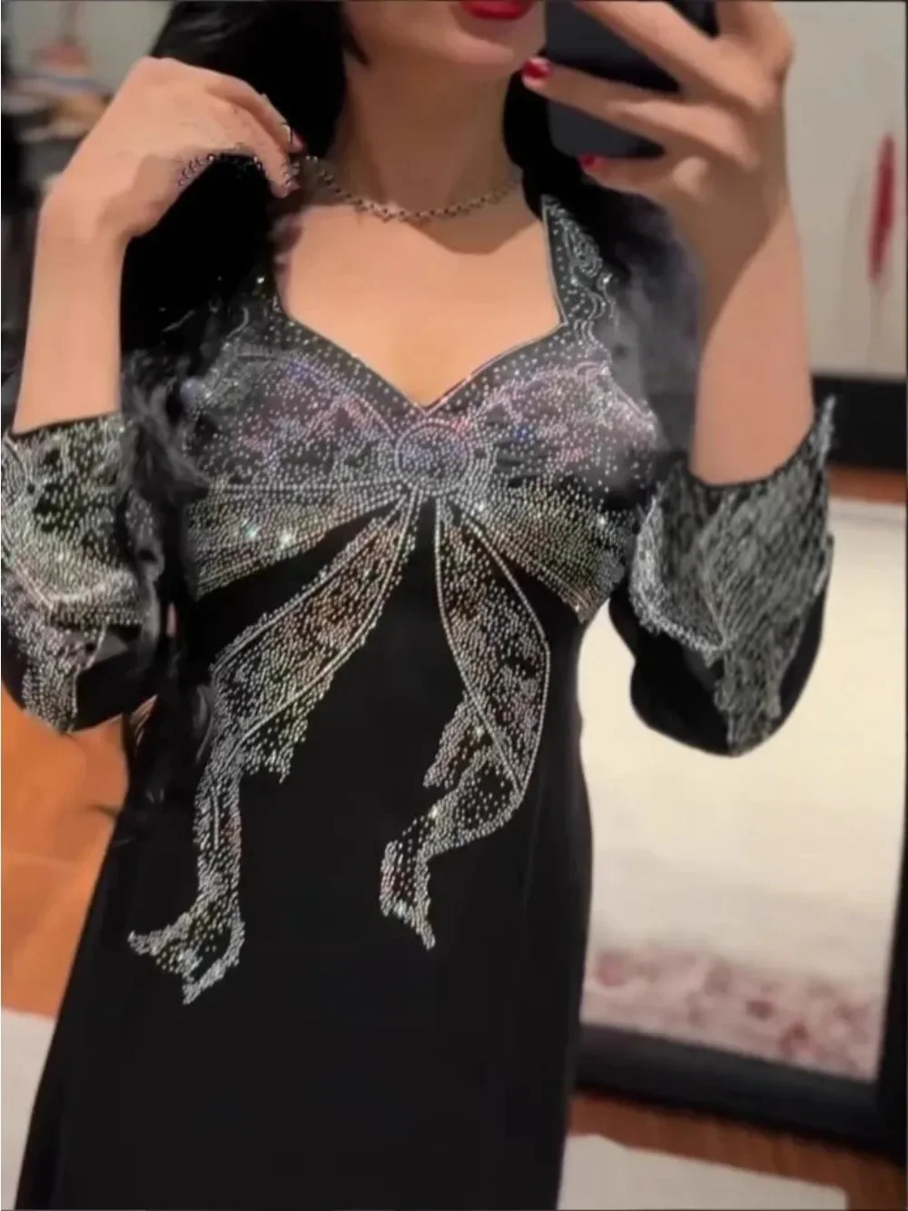 جلابية موف ساتان بتفصيلة فيونكة لامعة