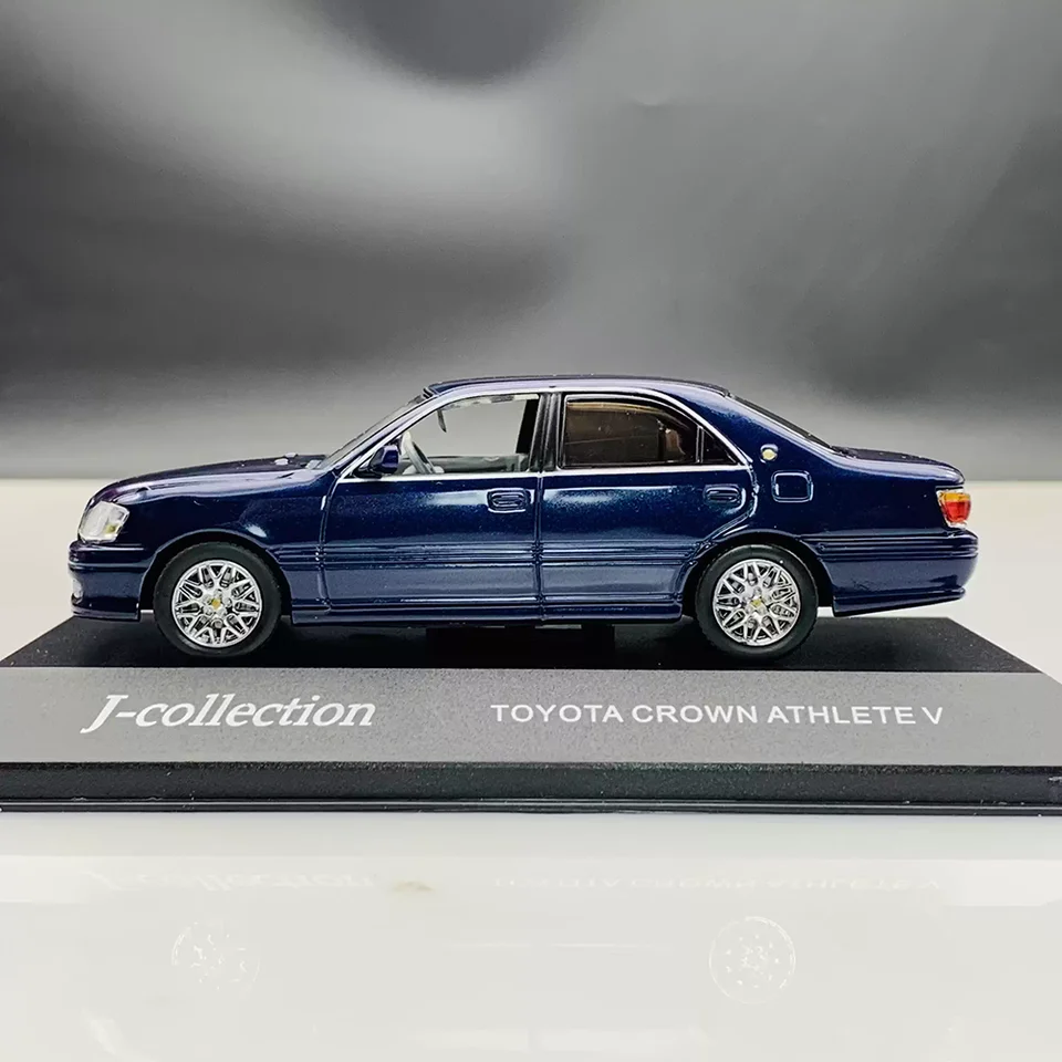 Kyosho Die-cast 1:43 Scale Toyota Crown Athlete 5th Generation