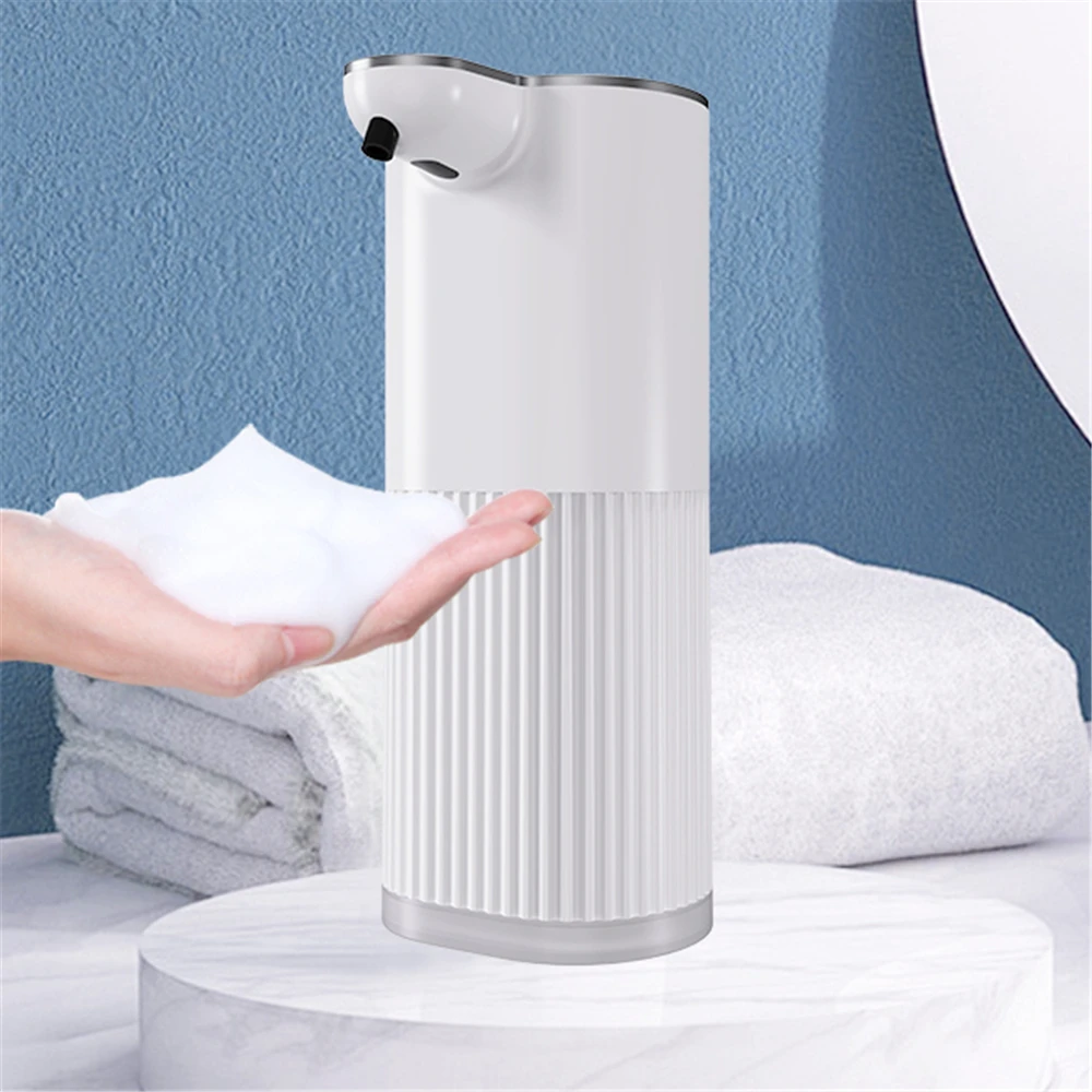 Distributeur de gel hydroalcoolique mural, angle latéral montrant le réservoir transparent.