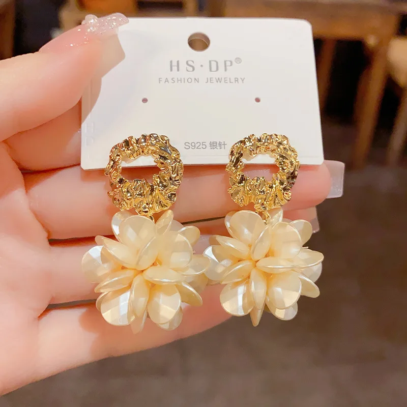 Elegant and Exquisite Acrylic Petal Pendant Earrings for Women New Classic Jewelry Unusual Earrings for Luxury Party Girls