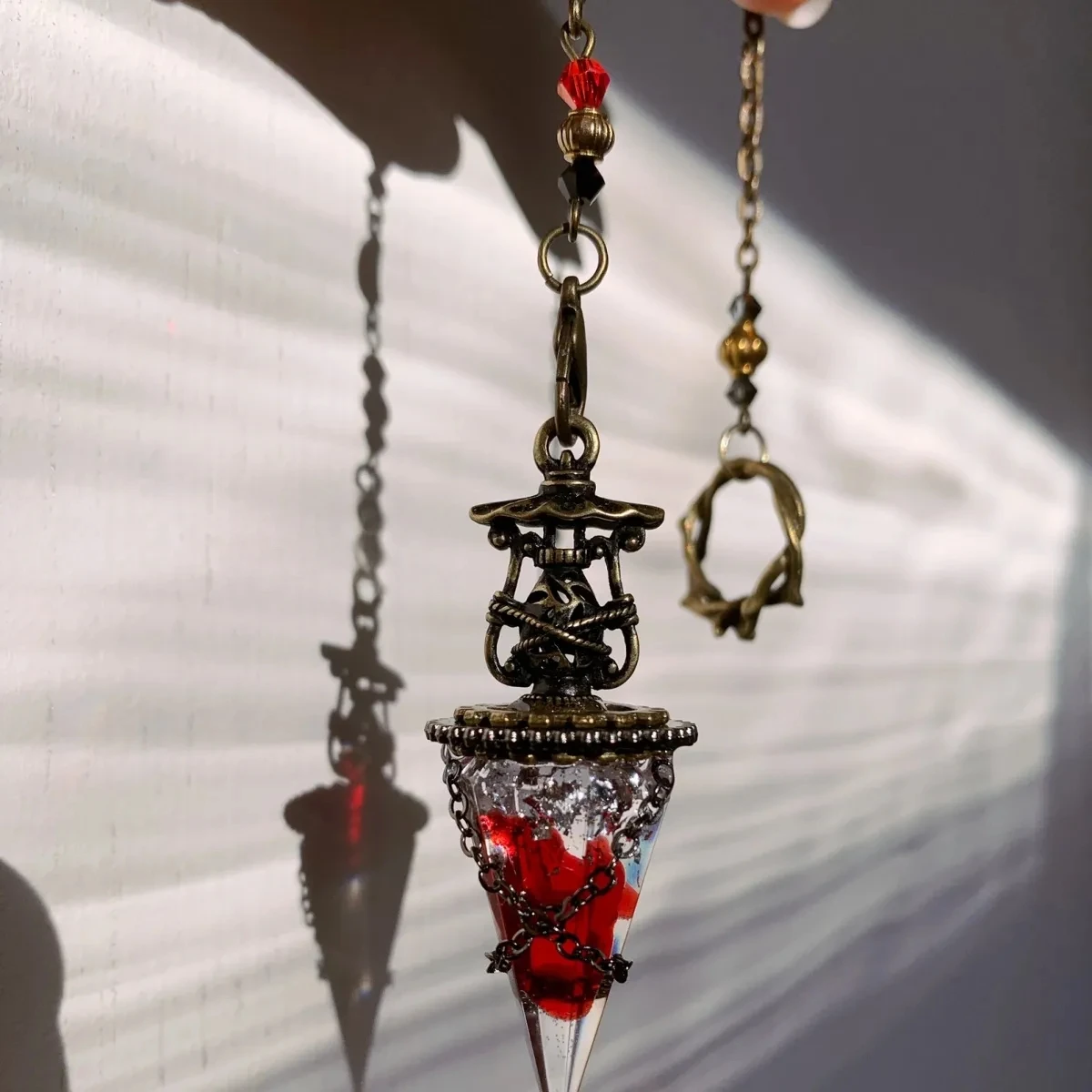 

Europe and America Gothic Girl Jewelry Vintage Coal Oil Lamp Pendant Red Drip Glue Blood Halo Dyed Keychain Pendant Accessories