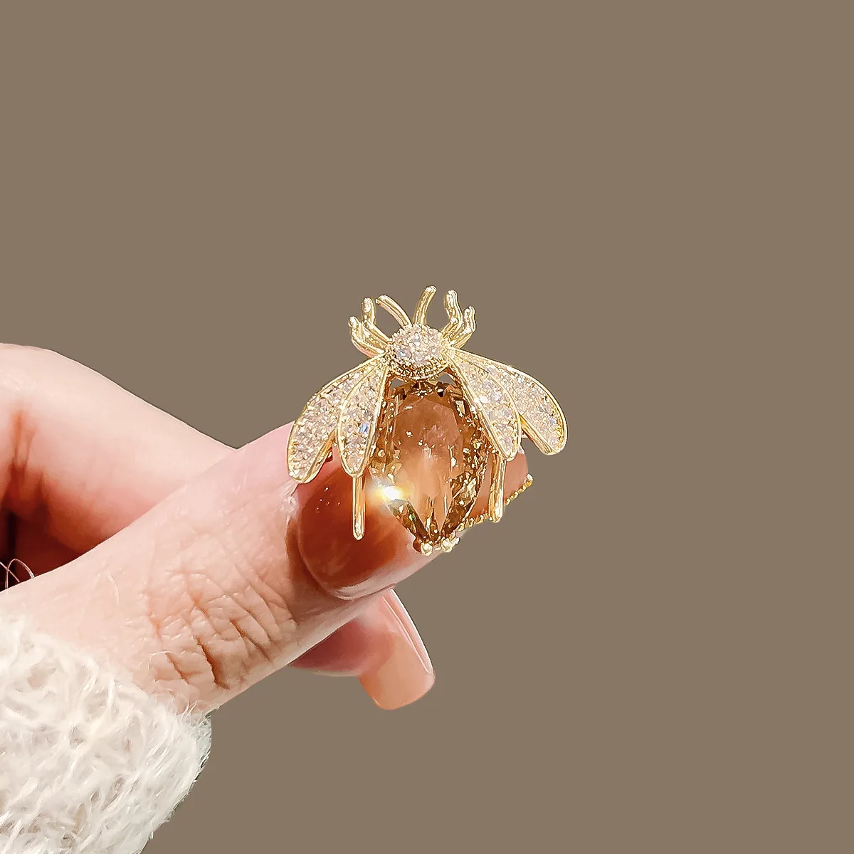 Bee Brooch Cute Animal Series Champagne Brown Crystal Zircon Bee Brooch Anti Slip Button Women's Collar Coat Pin