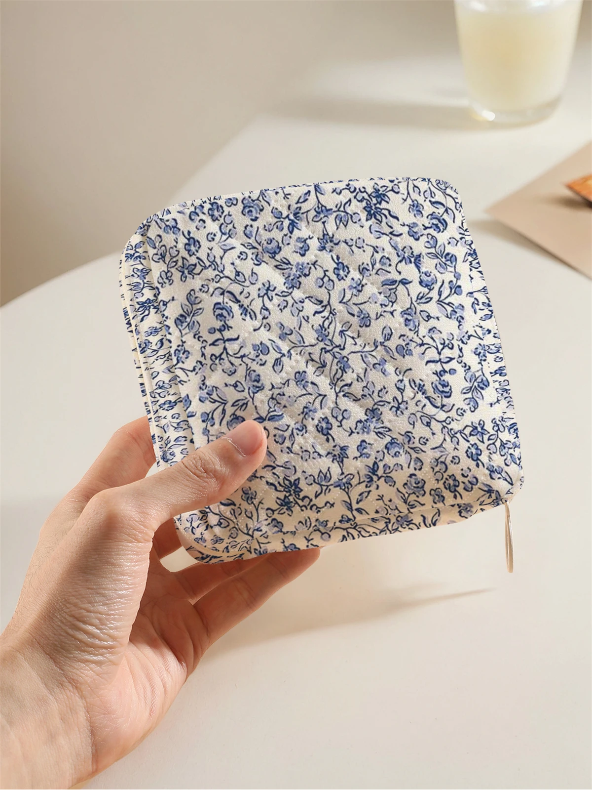 1 portable sanitary napkin storage bag, made of seaweed turtle pattern and diamond mesh material, lightweight women's tissue bag