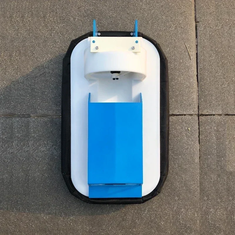 Bateau télécommandé amphibie RC modèle 3D fait main sur l'herbe, prêt à passer de l'eau à la terre.