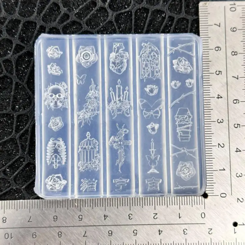 투명한 조각 디자인을 갖춘 교묘한 3D 네일 아트 몰드 - 해골, 장미 촛대, 나비 및 새장의 DIY 네일 장식