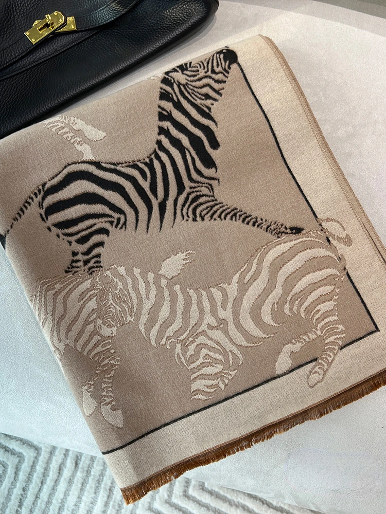 Рисунок 4 - Дизайнерская брендовая шаль с принтом зебры