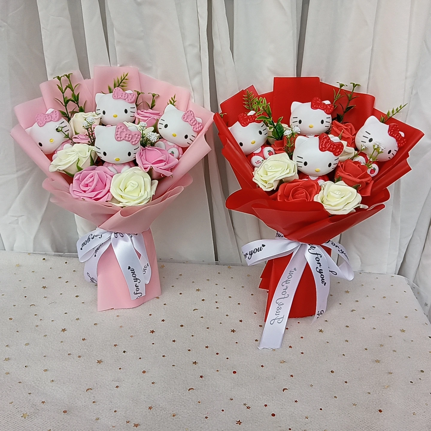 Bouquet Hello Kitty avec Roses Éternelles – Cadeau Charmant