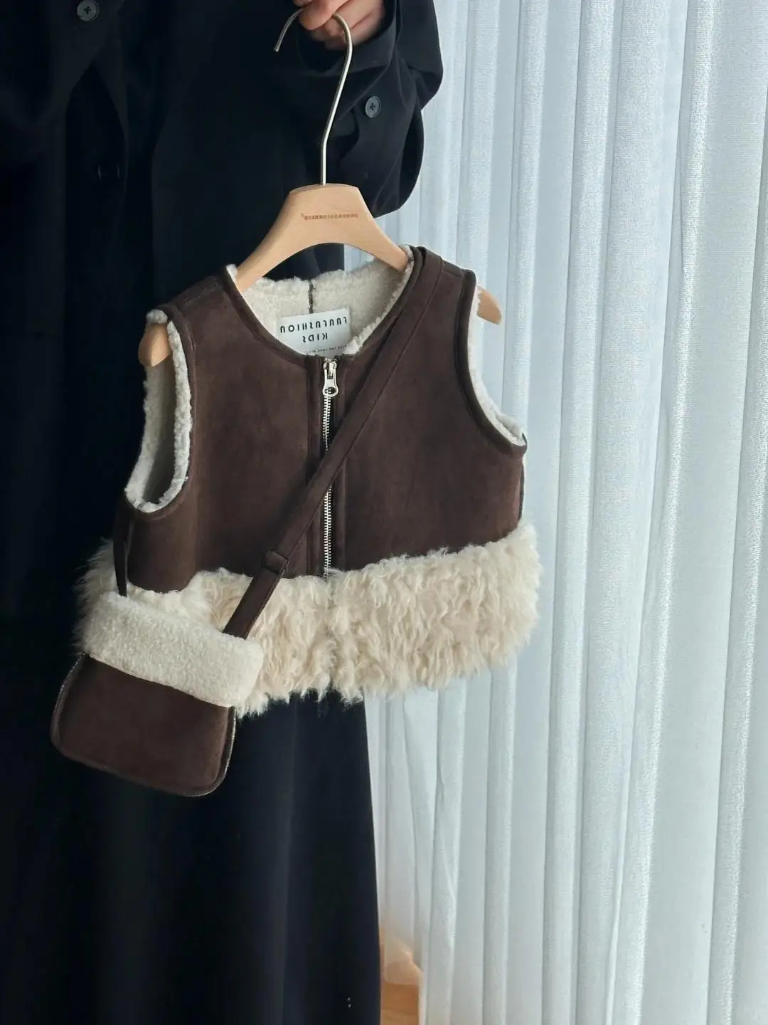 여아 조끼 가을 겨울 2025 신상 스타일리시  소녀 알파카 퍼 코트 어린이 플러시 따뜻한 조끼 다용도 여아 의류