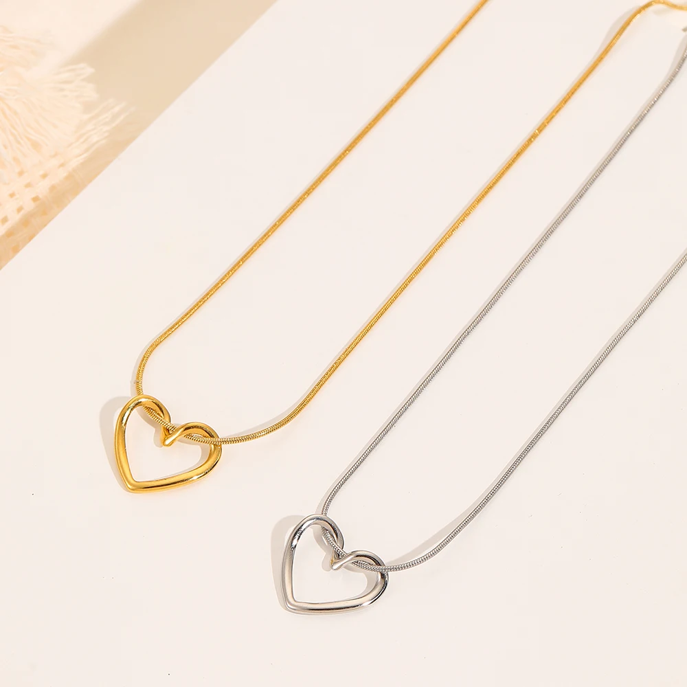 Colar feminino com pingente de coração torcido: Estilo e sofisticação em uma peça - Imagem 5