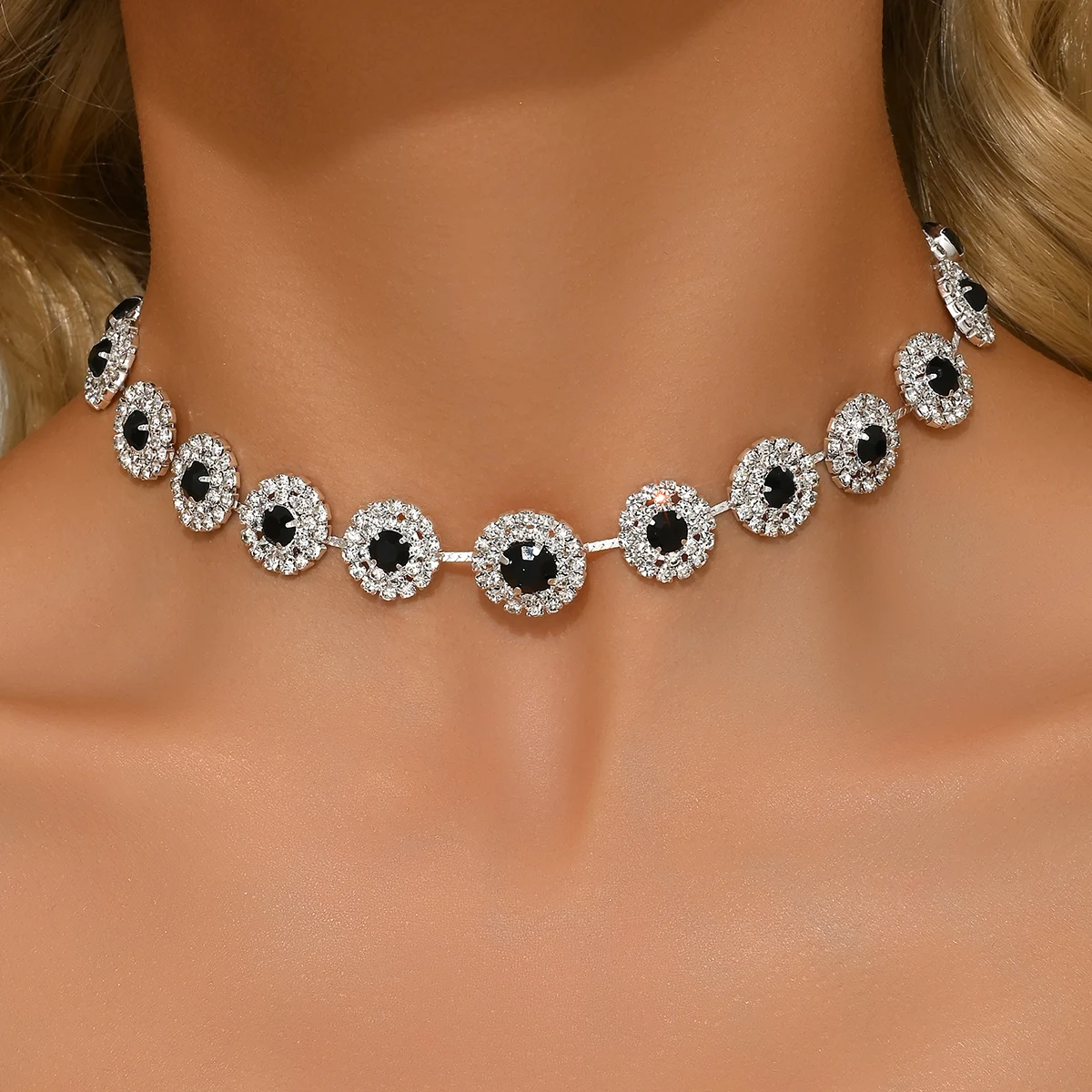 Detalhe do colar de strass e da corrente