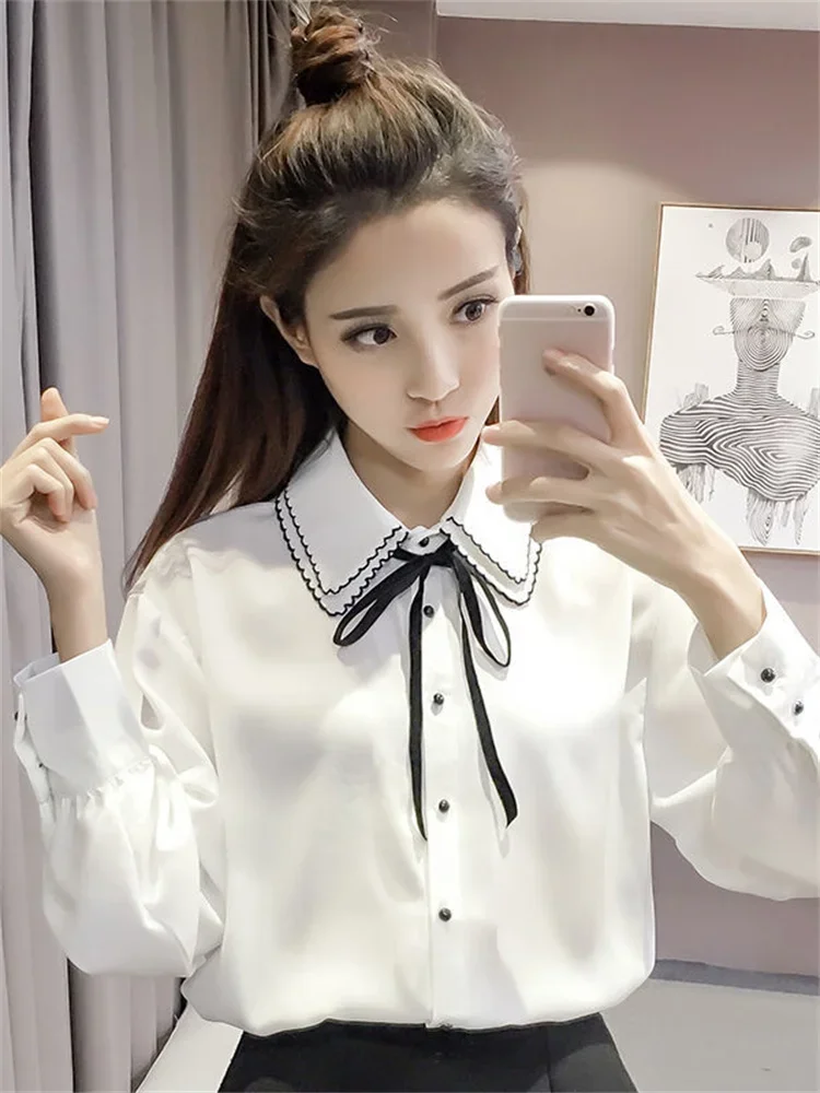 blusa blanca con lazo en el cuello