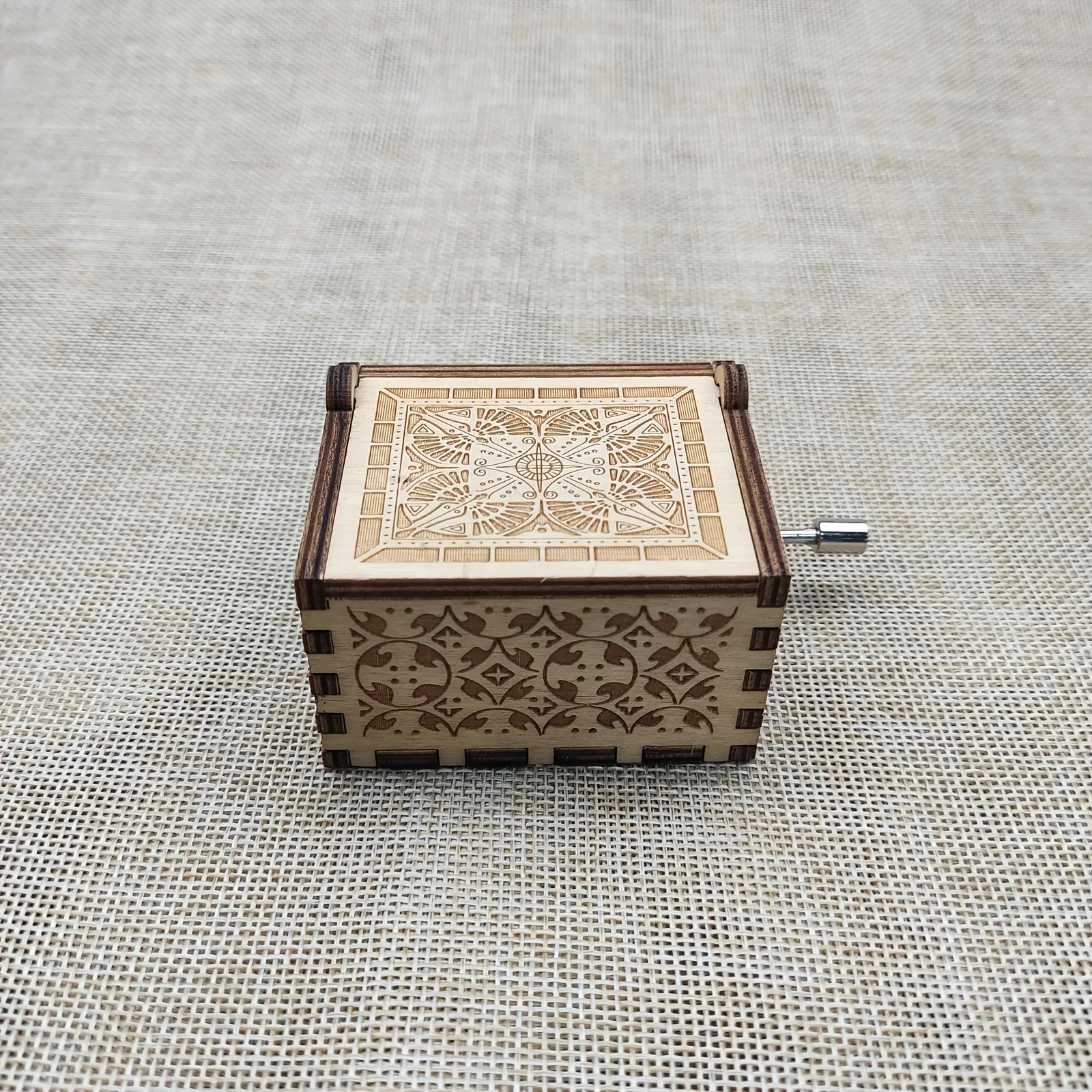 1pc Music Box Wooden Antique Carved Hand Cranked Classic Theme Music for Birthday Christmas Gifts Family Decoration