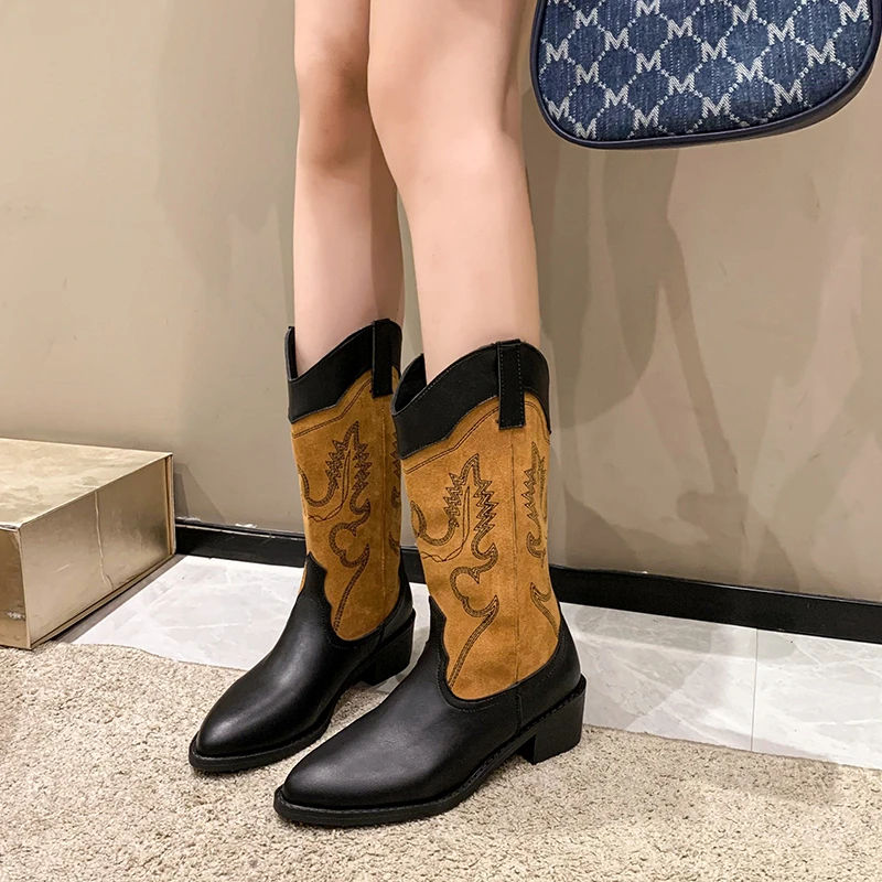 

Женские сапоги до середины икры, ботинки на среднем каблуке с острым носком, без застежки, с вышивкой, зима 2023