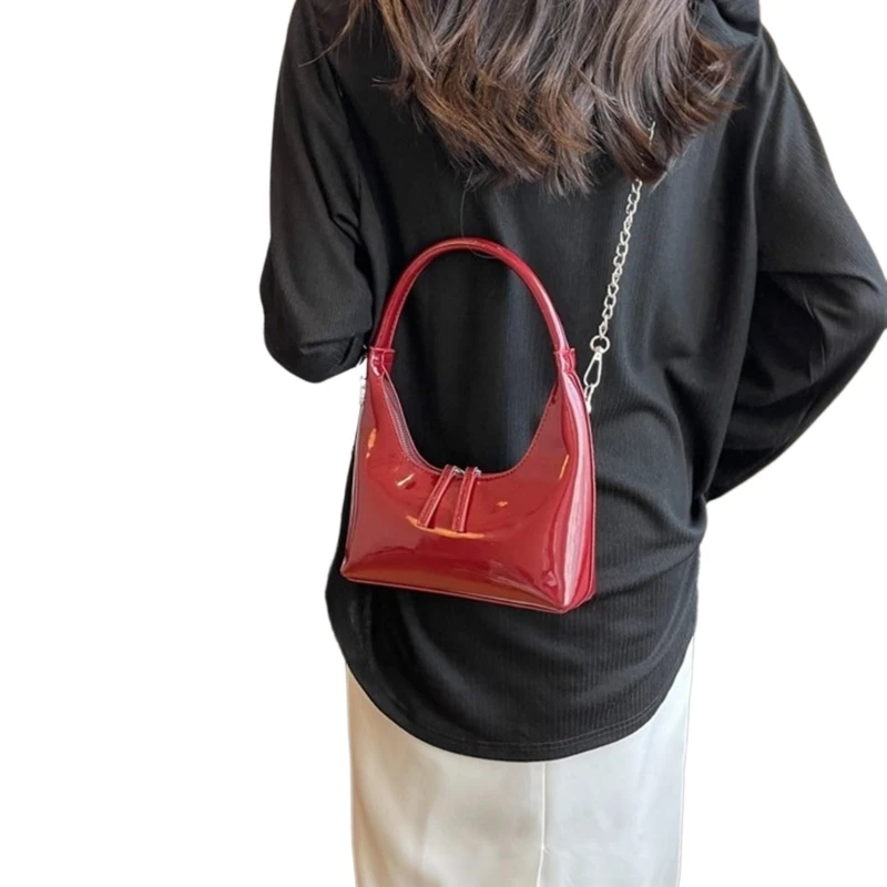 

Стильная сумка через плечо с цепочкой. Модная сумка из искусственной кожи. Сумки через плечо.