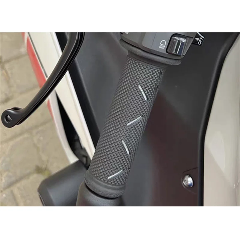 Premium Motorcycle Handlebar Grips - Ergonomic Design and Superior Comfort