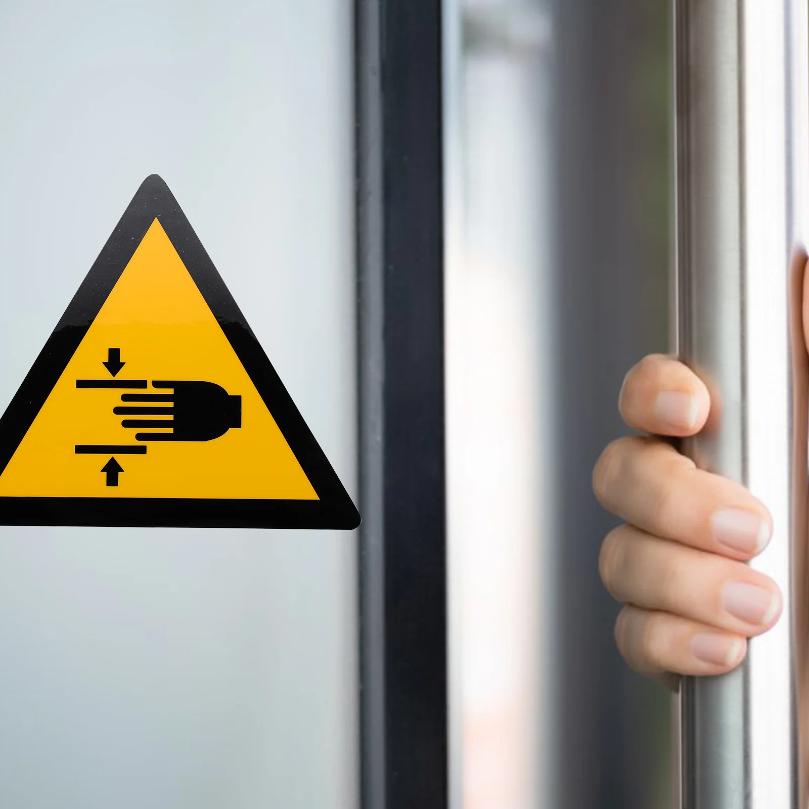 Рисунок 6 - Наклейки на бампер с надписью