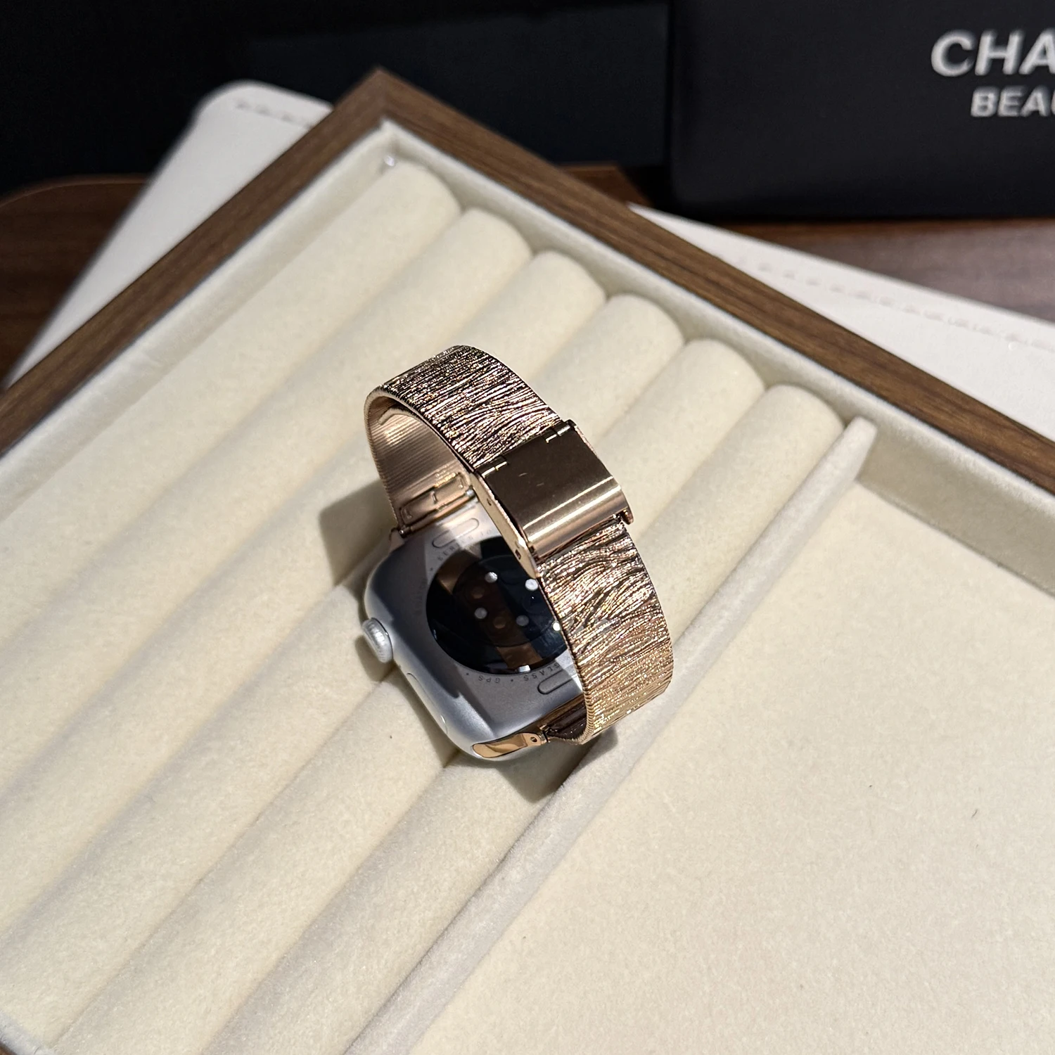 Niedriges, luxuriöses, gewelltes Edelstahlarmband für Apple Watch S10 42 mm 46 mm 45/44/41/40–38 mm Damenarmband für Armbänder der IWatch-Serie – Detail 23