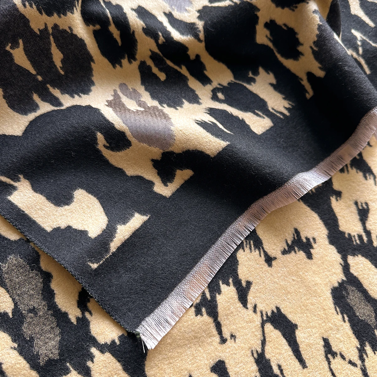 2025 Brand Elegance Two-Sided Leopard Print Scarf Soft Warm Fringe Pashmina Shawl Autumn and Winter Coldproof Windproof Blanket