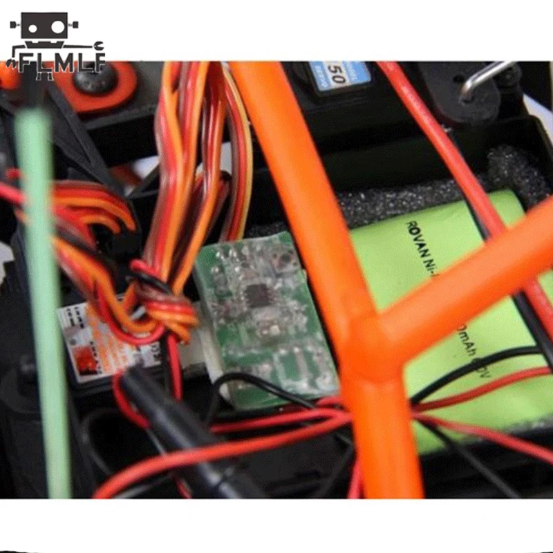 Vue détaillée de l'interrupteur d'arrêt moteur pour voiture RC 1/5, connecteurs et fils en évidence