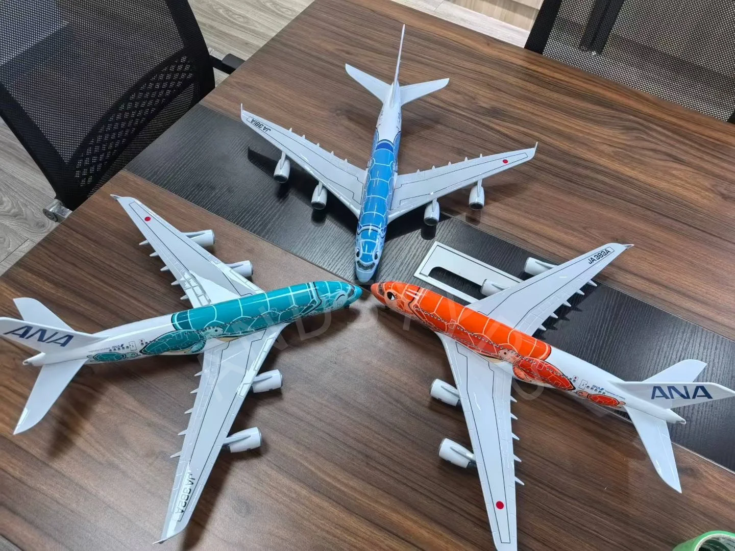 لعبة طائرة إيرباص A380 الجديدة من ANA، تتميز بتصمي...