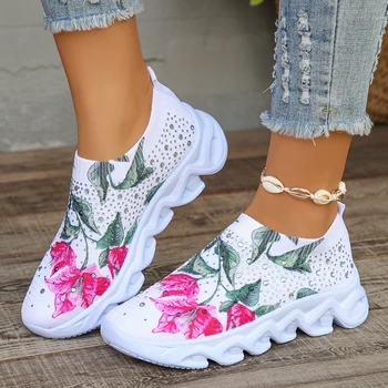 Sneakers lavorate a maglia da donna con motivo floreale in cristallo estate 2024 nuove scarpe casual in mesh traspirante donna appartamenti sportivi da passeggio leggeri 1