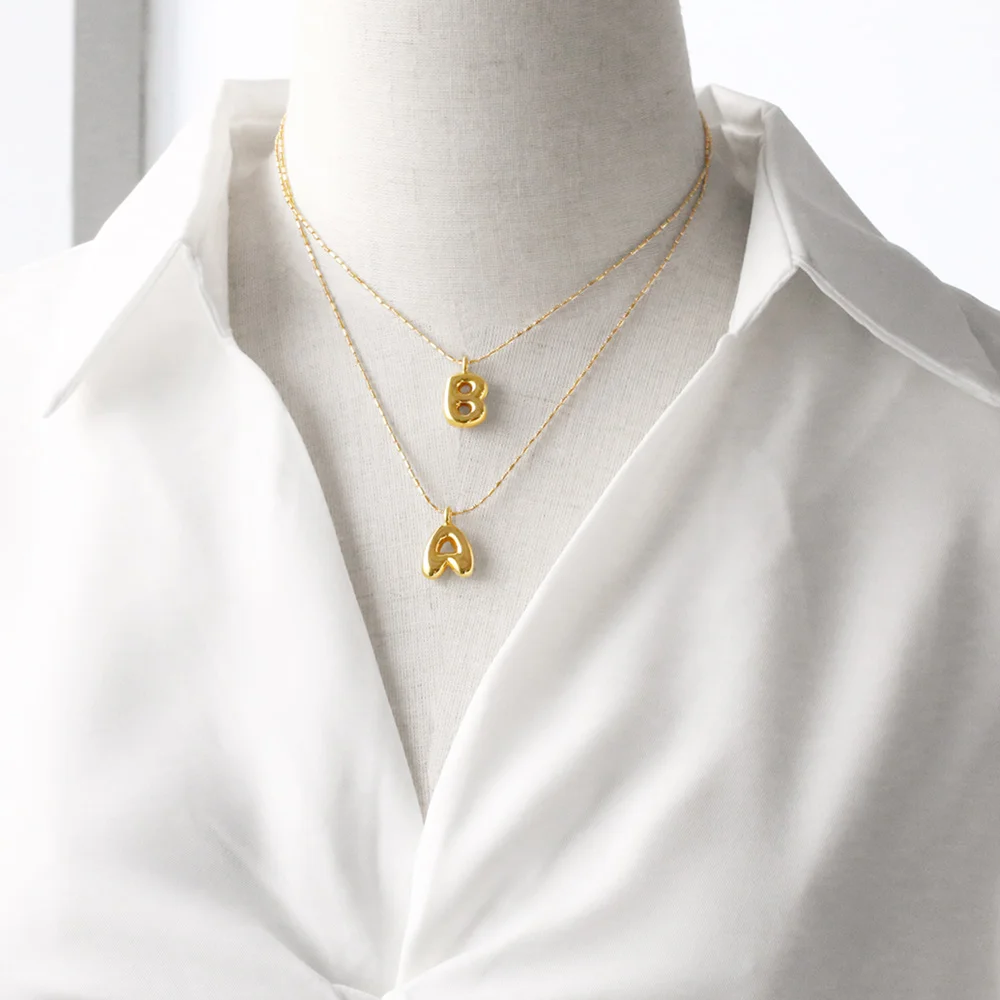 Flola-女性のためのミニマリストの金メッキイニシャルネックレス