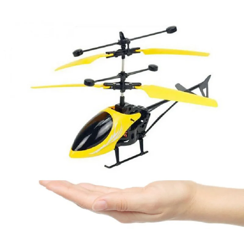 Vue rapprochée du mini drone hélicoptère enfant avec télécommande infrarouge et LED