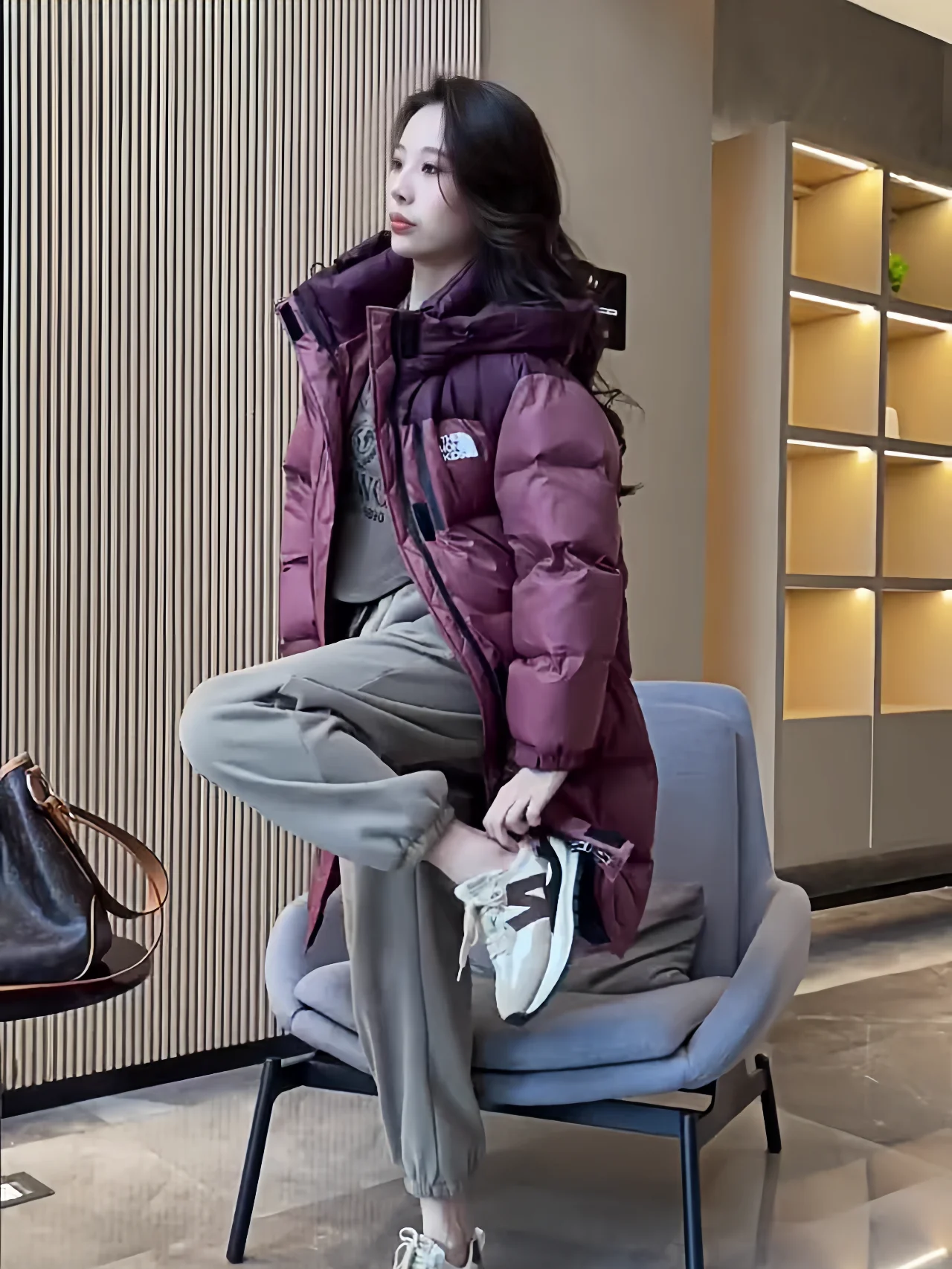 Пуховик с капюшоном в стиле пэчворк, универсальная куртка средней длины до колена в Корейском стиле, Женская осенне-зимняя новая модель 2024 года