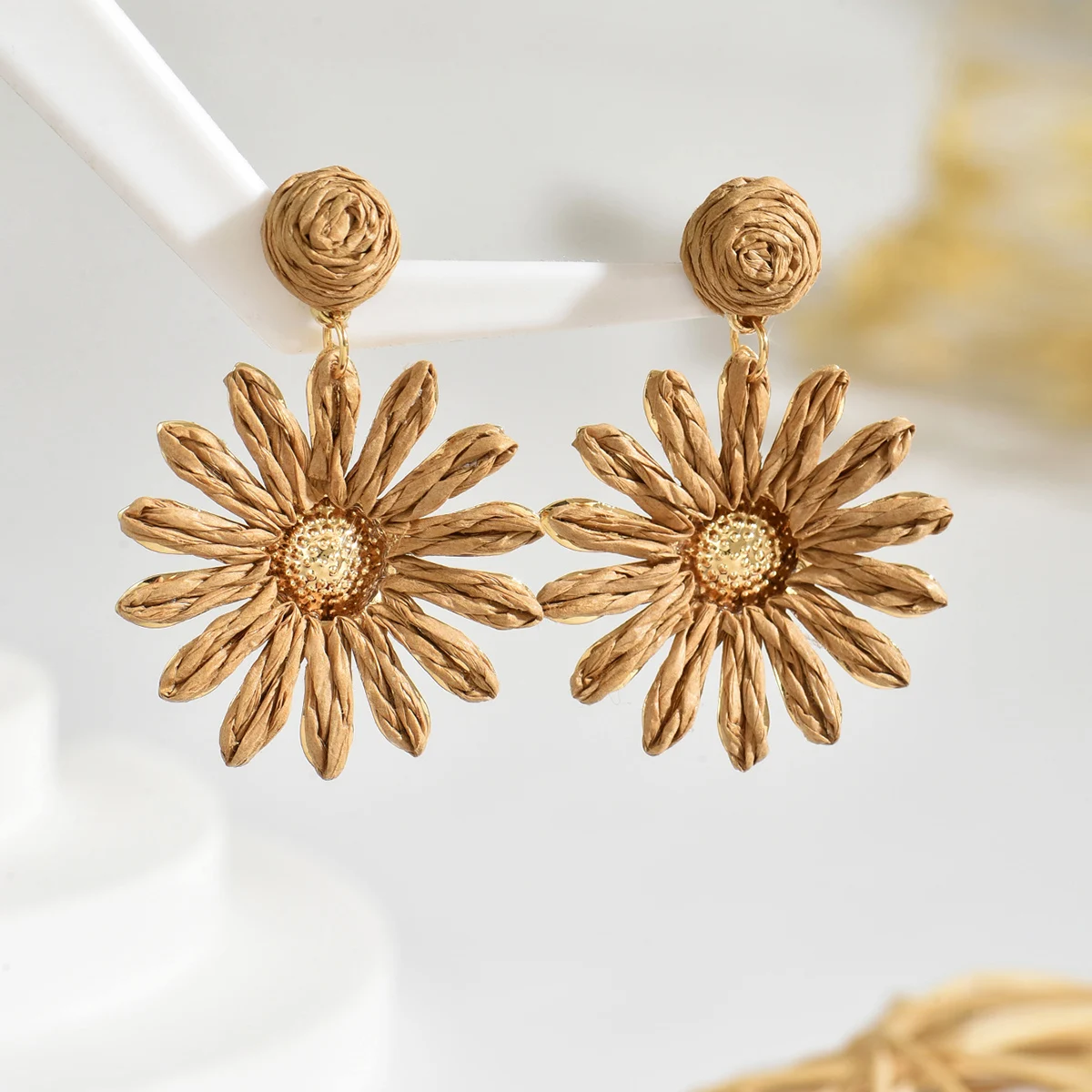 Fashion Elegant Daisy Flower Raffia Rattan Earrings for Women Bohemia Handmade Floral Pendant Earrings Summer Beach Jewelry Gift