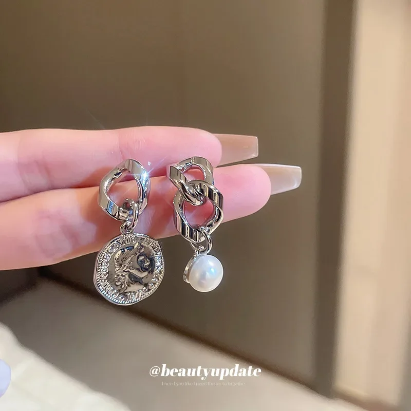 

Silver Needle Asymmetric Chain Pearl Portrait Round Brand Earrings Cool Style Cute Earrings Accessories for Women 2024