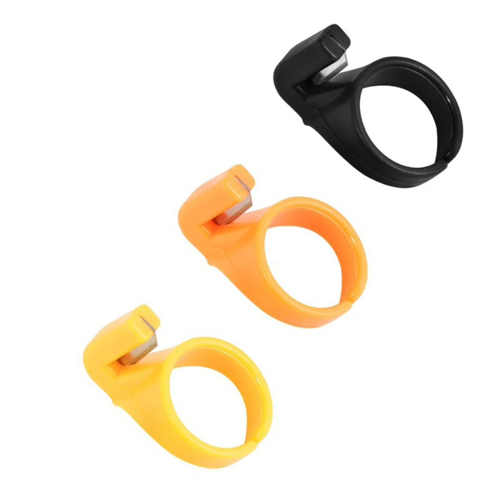 2Pcs 새로운 손가락 블레이드 바늘 공예 홈 플라스틱 골무 바느질 반지 스레드 커터 DIY 가정용 재봉틀 액세서리 7YJ327