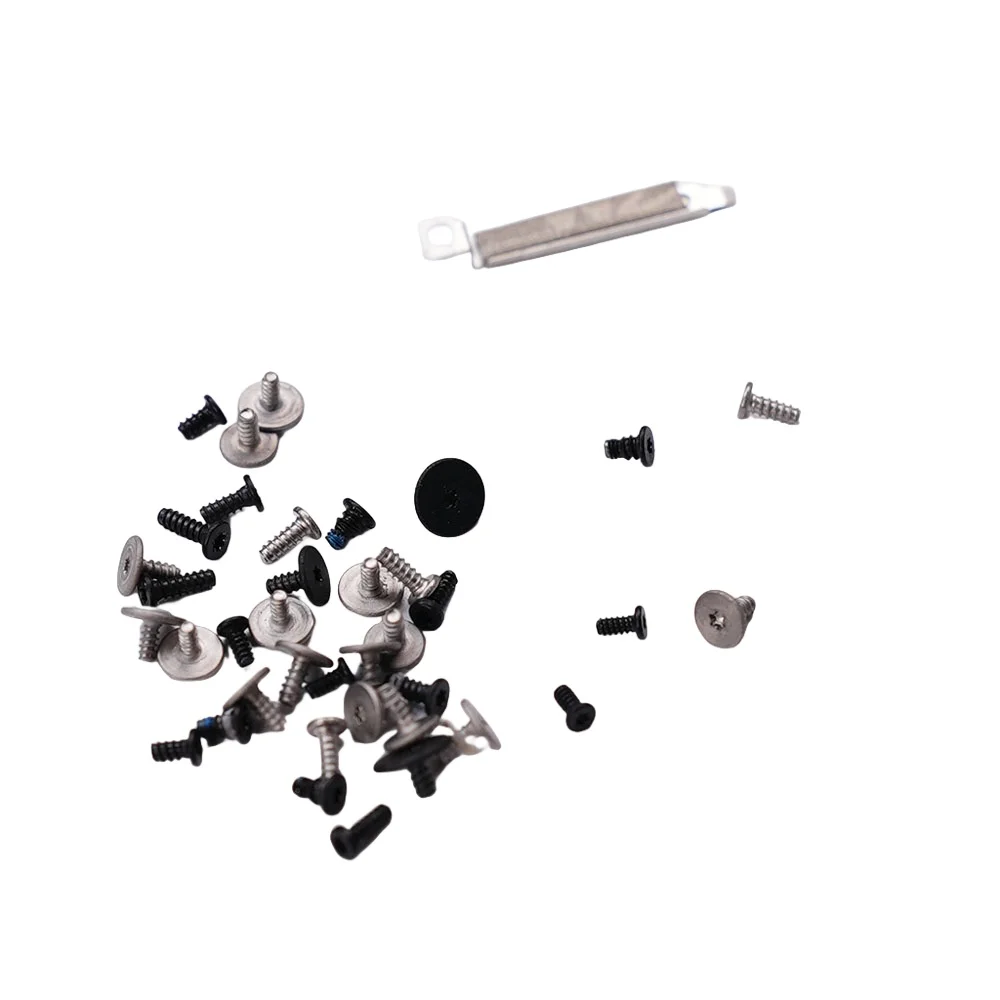 Gros plan sur les vis du kit de vis d'origine pour DJI Mini 5 Pro, reflets métalliques.