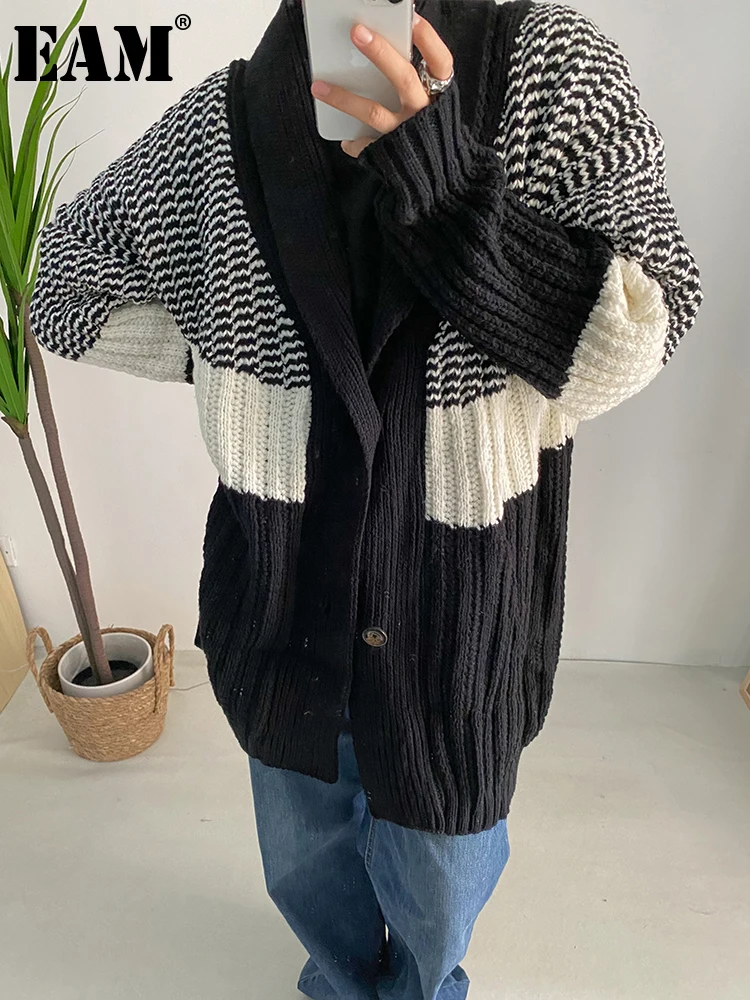 

[EAM] Black Color-block Big Size Knitting Cardigan Sweater V-Neck Long Sleeve Women New Fashion Tide Autumn Winter 2024 1DF0390