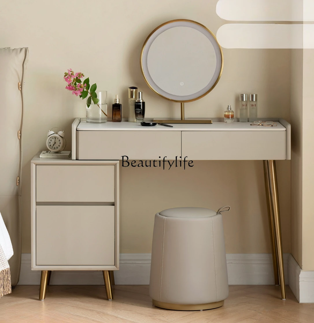 

Выдвижной туалетный столик из массива дерева