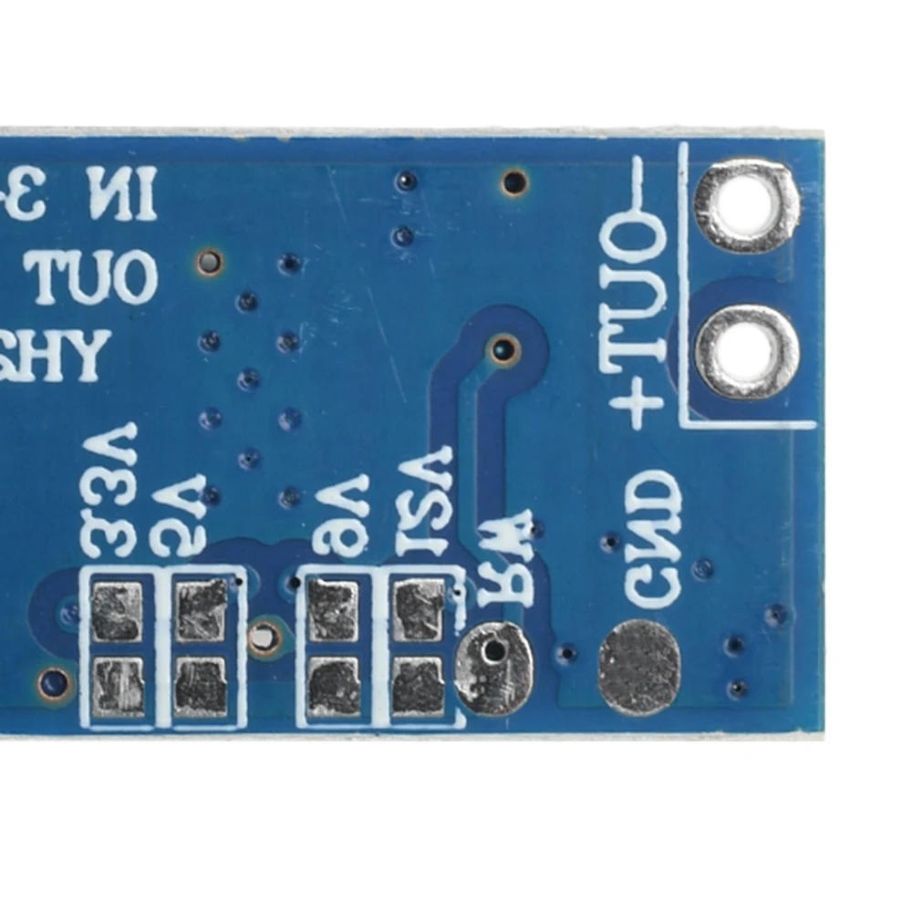 Module Boost Buck réglable 3-14V 6A connecté à une batterie de drone, avec câbles d'alimentation.