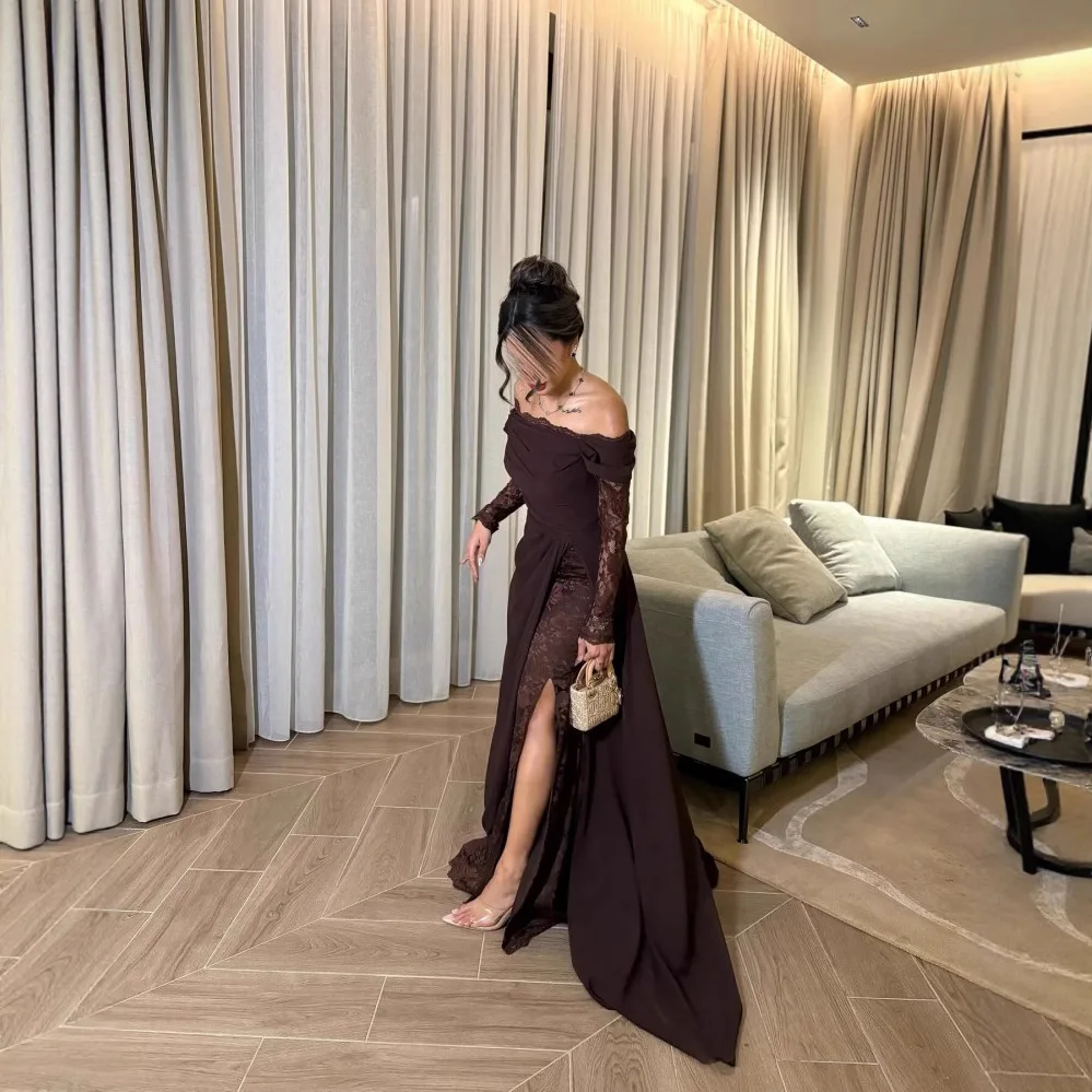 فستان أوف شولدر بني بتفاصيل دانتيل وقصة فاخرة