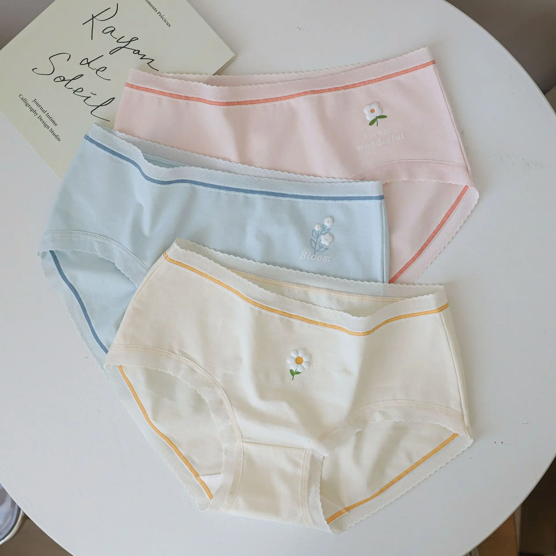 

Трусики женские бесшовные из натурального хлопка с 3D цветами