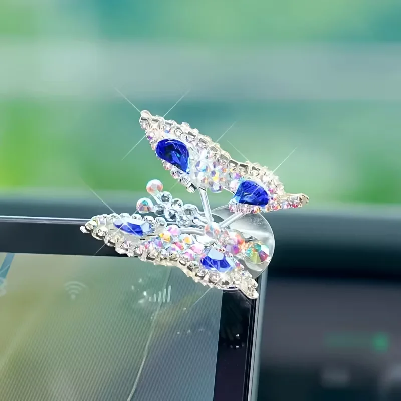 Questa è una delicata decorazione per auto a forma di farfalla. Le sue ali metalliche emettono una luce brillante, rendendolo un'arredamento d'interni unico. - Image 2