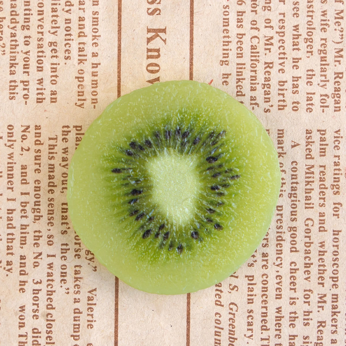 thumbnail image 1 of Pastel de PVC realista con rodajas de kiwi, accesorio de exhibición, frutas artificiales frescas, modelo de comida falsa, cáscara de piel, caramelos hechos a mano, muestra real, salud, 1 of 5