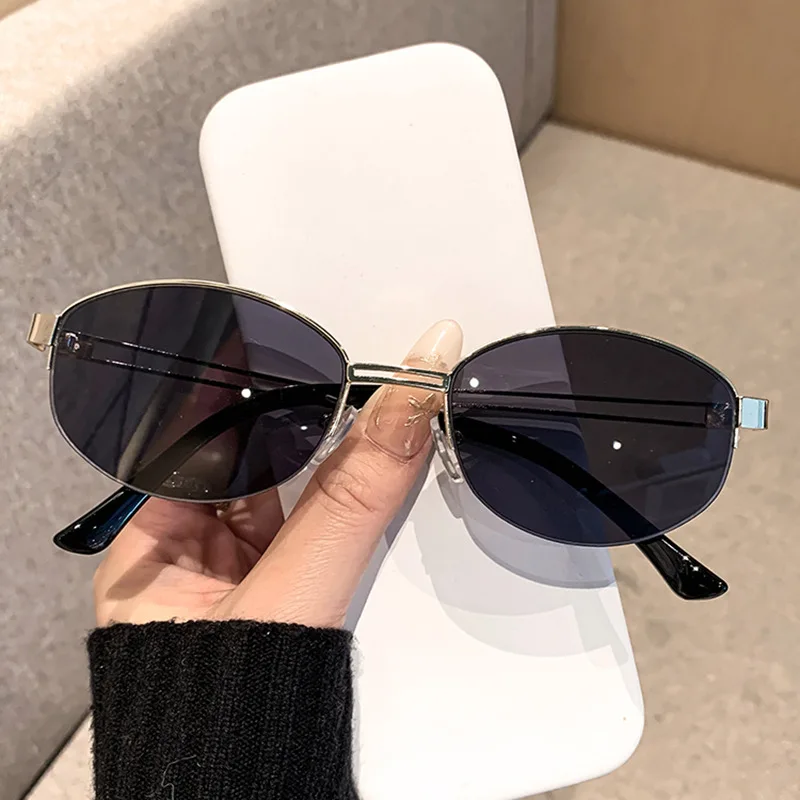 High-End Retro Design UV Protective Metal Sunglasses - Trendy and Fashionable