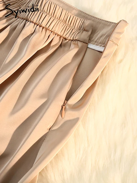 Saia Midi de Cetim de Seda Preta Elegante e Versátil