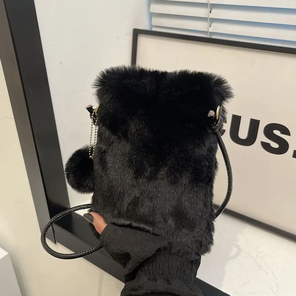 Winter Plüsch Umhängetasche Kunstpelz Große Kapazität Umhängetasche Handytasche Weiche Einfarbige Reisetasche – Detail 8