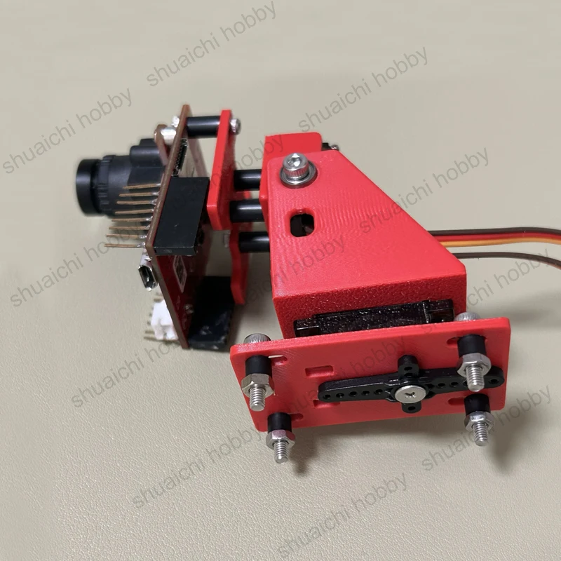 Support Cardan 2 Axes FPV avec Servos pour Drone RC, installé sur un drone en vol, stabilisant la caméra.